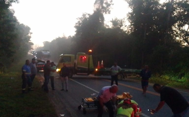Acidente entre carro e moto interdita totalmente trecho da BR-101 em Sooretama