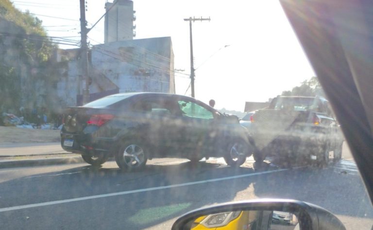 Acidente envolvendo três carros deixa feridos na Curva do Saldanha