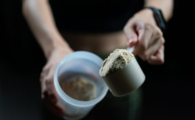 Anvisa suspende venda de marca de whey por presença de glúten