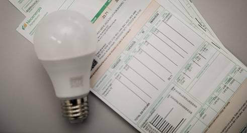 Bandeira tarifária de junho será vermelha. Saiba como economizar energia