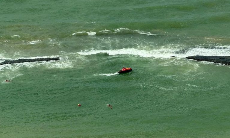 Bombeiros localizam corpo de jovem desaparecido no mar do Pina, Zona Sul do Recife