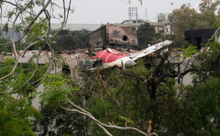 Caixa-preta do avião que caiu após decolagem na Índia é recuperada