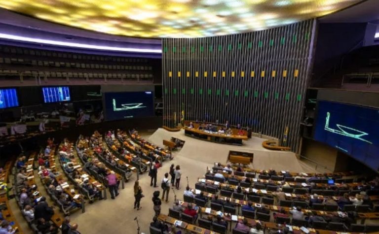 Câmara derruba decretos do IOF, e governo avalia judicialização após derrota