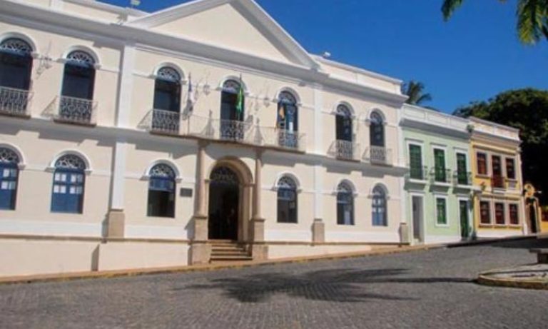 Câmara de Olinda barra impeachment de prefeita, mas tem seu próprio teto de vidro