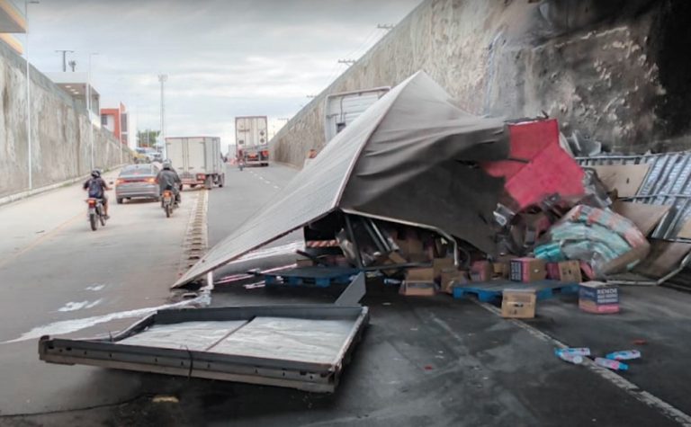 Carreta bate em muro e complica trânsito na Rotatória do Ó, na Serra