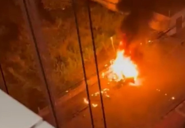Carro bate em poste e pega fogo na Estrada do Arraial, na Zona Norte do Recife