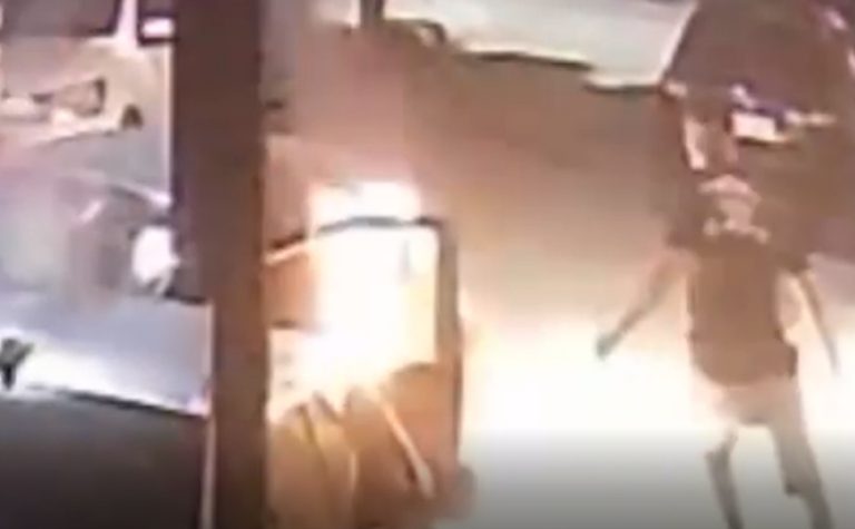 Carro com três jovens a bordo pega fogo no Sul do ES; veja vídeo