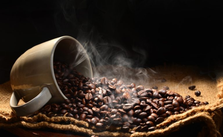 Com café mais caro, comerciantes criam estratégias para atrair os clientes