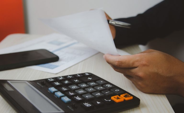 Consumidor terá novos impostos em 2026 e empresas se preparam