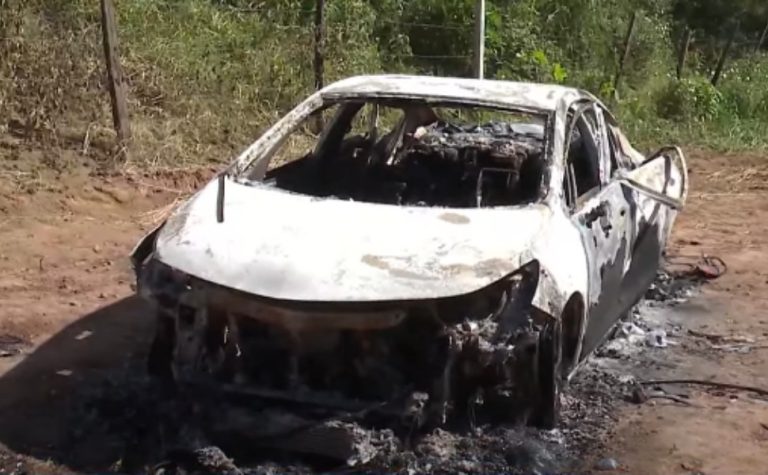 Corpo é encontrado dentro de carro carbonizado em Cariacica