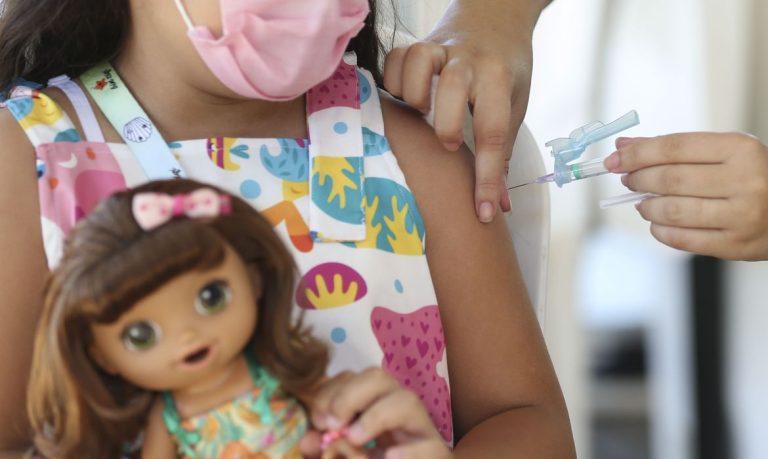 Crianças sem nenhuma vacina se concentram em oito países, entre eles o Brasil