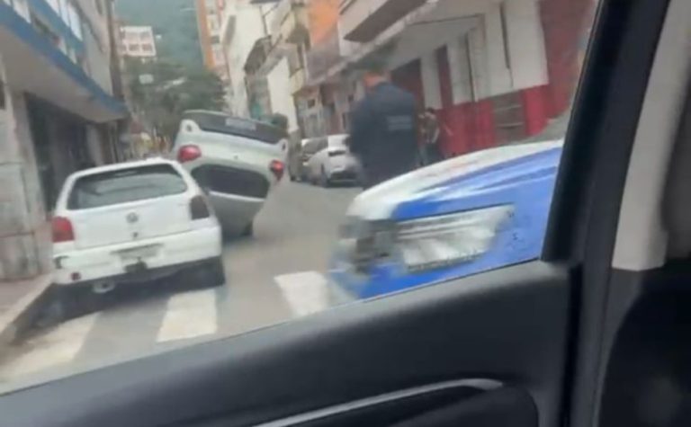 Assaltante capota carro roubado durante fuga no Centro de Vitória; veja vídeo