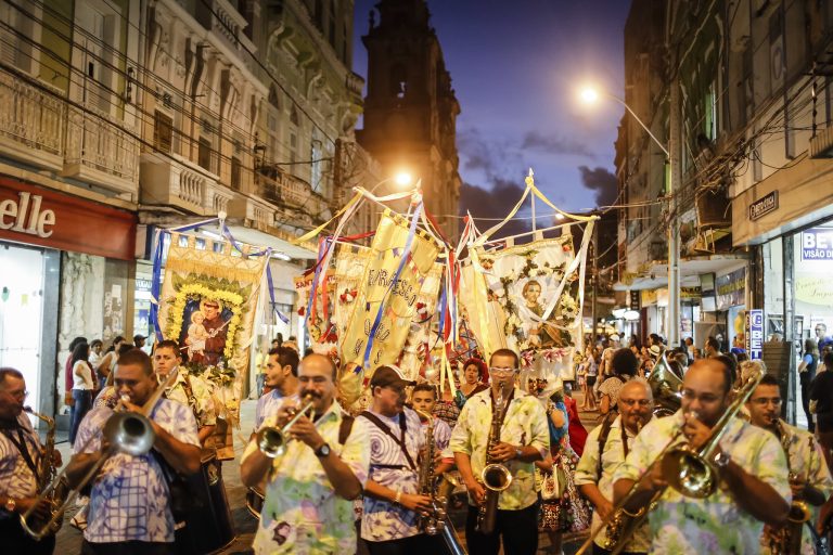 Desfile das Bandeiras juninas celebra tradições e devoções juninas neste sábado