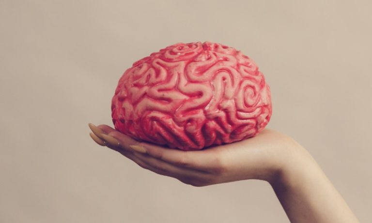 Exame de sangue pode identificar sinais precoces do Alzheimer