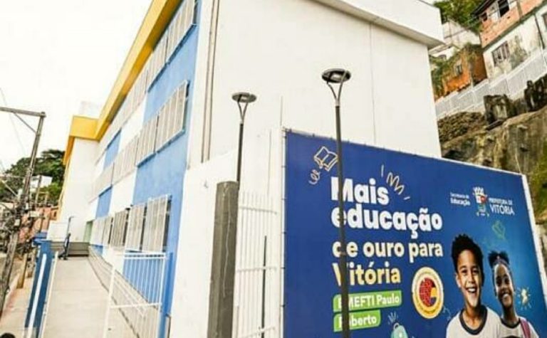 Escola com auditório e salas climatizadas