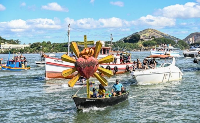 Fé e alegria marcam procissão marítima na Festa de São Pedro