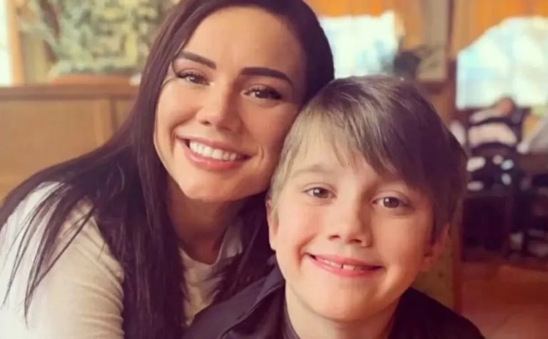 Filho de estrela de reality de gravidez morre aos 16 anos: ‘vida é cruel e injusta’