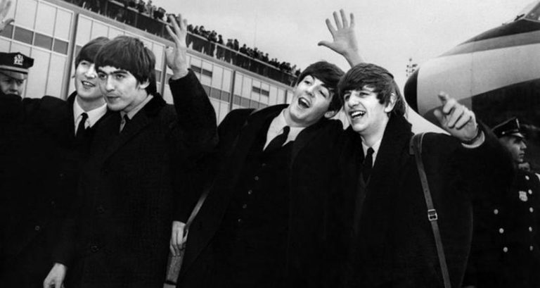 Filhos de três integrantes dos Beatles se reúnem e tocam juntos em uma nova música