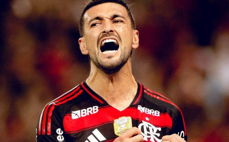 Flamengo atropela Fortaleza e vira líder do Brasileirão no jogo pré-Mundial