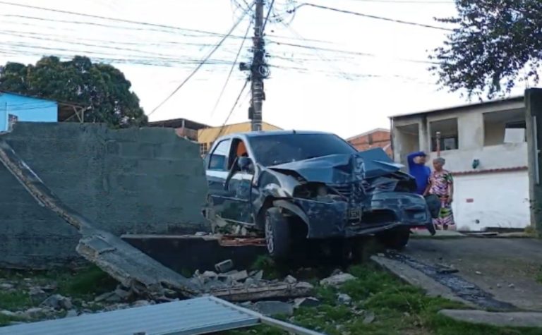 Foragido perde controle do carro e invade casa durante perseguição em Vila Velha