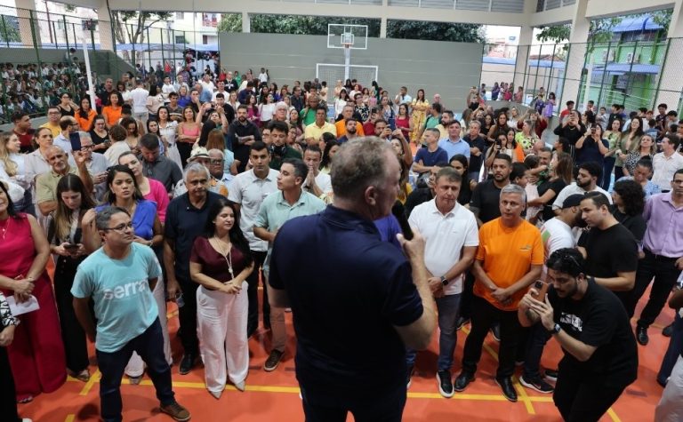 Governo do ES inaugura quadra poliesportiva e anuncia reforma de escola na Serra