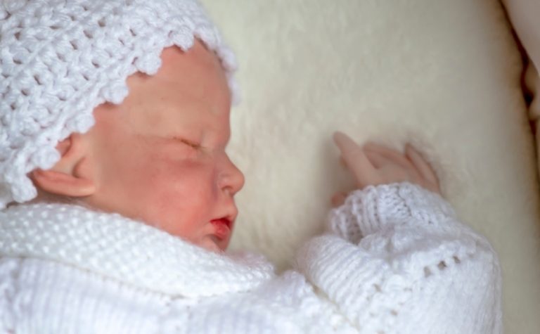 Homem agride bebê ao achar que casal usava boneca ‘reborn’ para furar fila