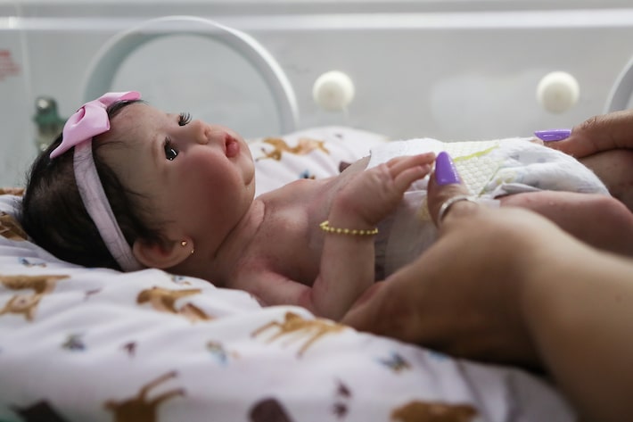 Homem preso por agredir criança ao se confundir com bebê reborn é solto; entenda