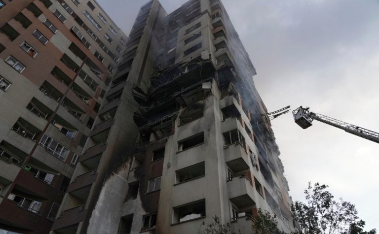 Israel lança nova onda de ataques contra Irã, que retalia com drones