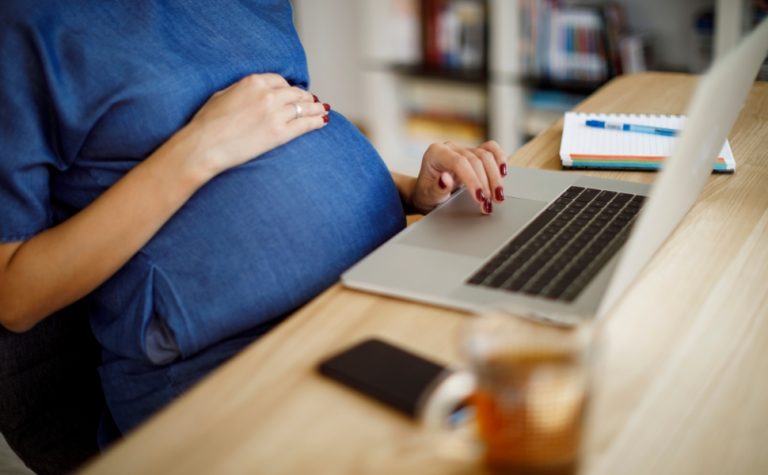 Licença-maternidade para mãe sem carteira assinada. Entenda a mudança no INSS