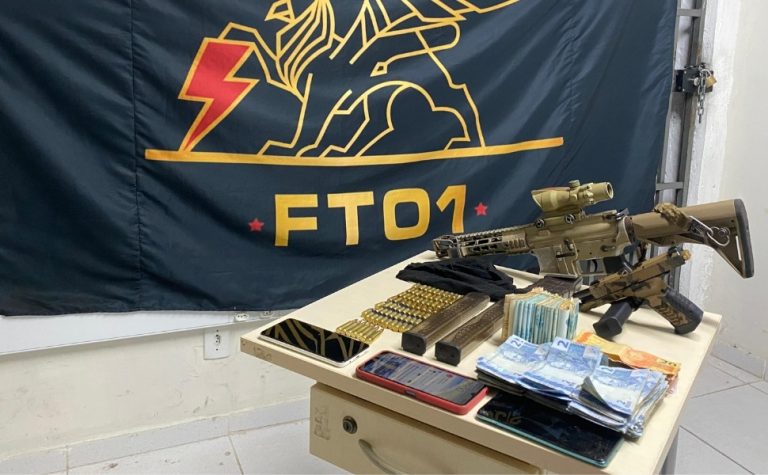 Mãe e filho são detidos com fuzil, pistola, munições e mais de R$ 19 mil em Vitória