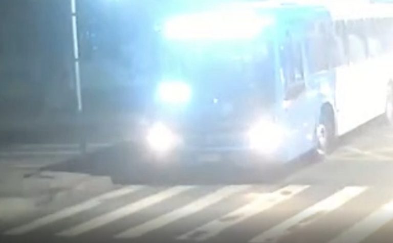 Mecânico é esfaqueado durante assalto a ônibus do Transcol na Serra; veja vídeo