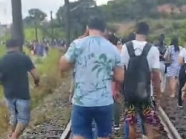 Metrô do Recife volta a dar problema e passageiros andam pelos trilhos