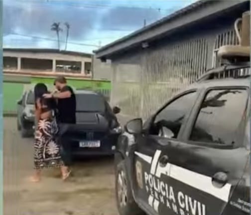 Mulher de 20 anos é presa por envolvimento na morte do próprio pai