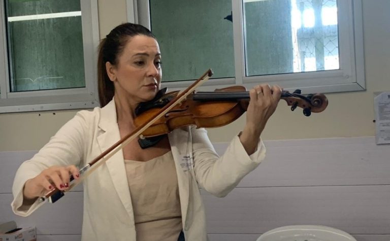 Músico em coma recebe visita de colega em Hospital Estadual de Vitória