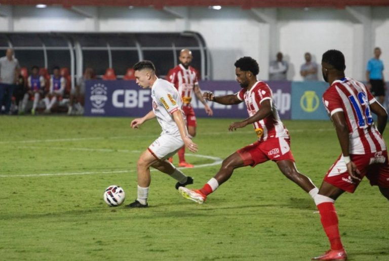 Náutico vence Tombense por 2×0 fora de casa e entra pela primeira vez no G8