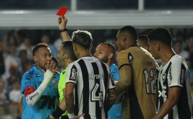 Neymar tenta fazer gol de mão, é expulso por juiz capixaba e critica arbitragem