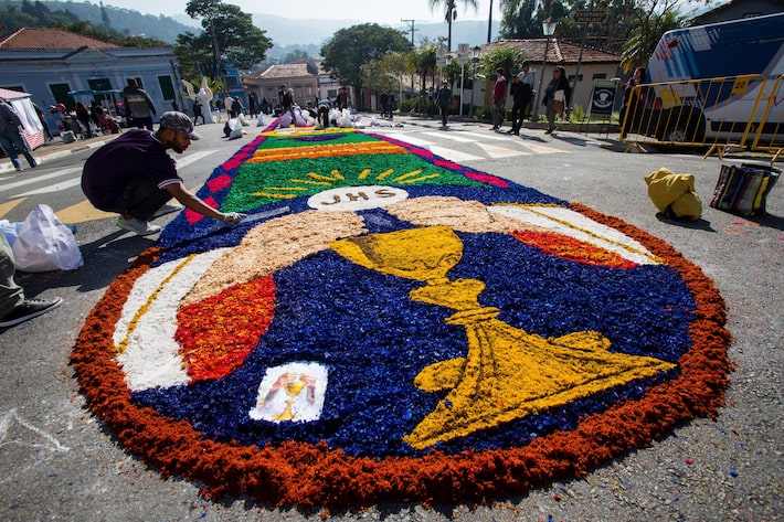 O que significam os tapetes de Corpus Christi?