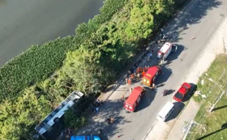 Ônibus cai em canal na zona oeste do Rio de Janeiro e deixa 33 feridos