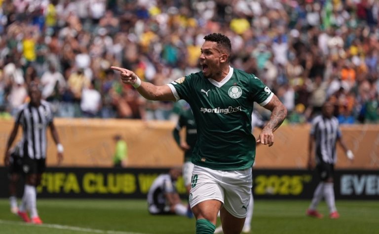 Paulinho supera dor para derrubar Botafogo e pôr Palmeiras nas quartas