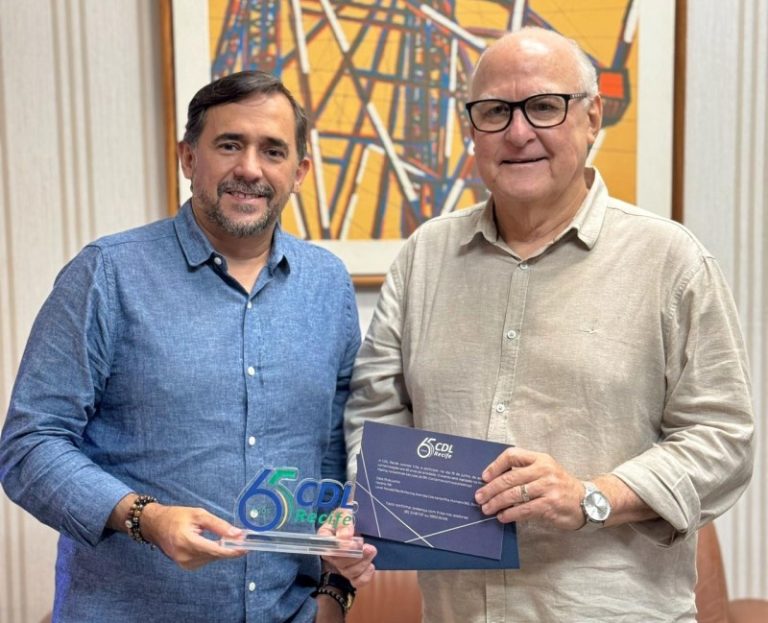Presidente da CDL Recife visita TV Tribuna e entrega convite de 65 anos da entidade