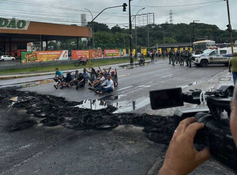 Protesto em Camaragibe contra ação policial que resultou na morte de trabalhador