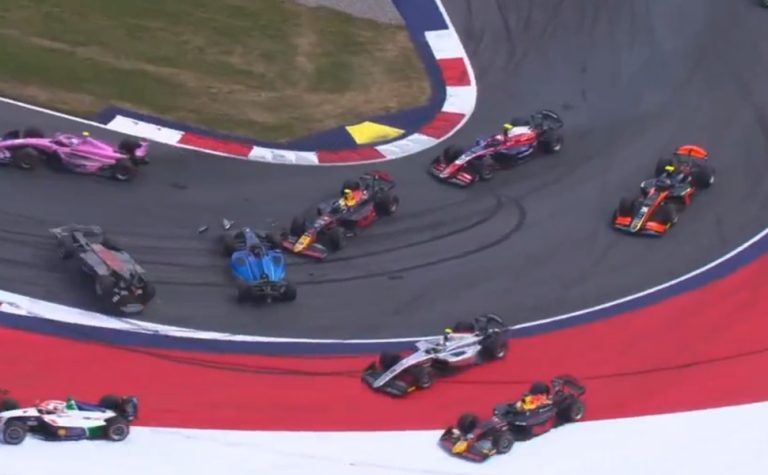 Prova sprint caótica da F-2 tem capotamento e atrasa início da F-1 na Áustria; veja