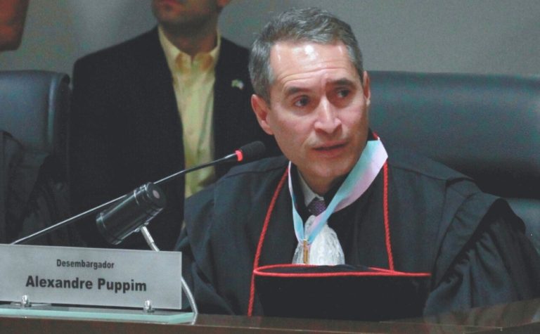 Puppim toma posse como desembargador do Tribunal de Justiça do ES