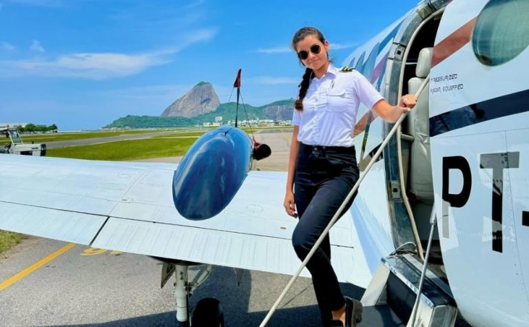 Quem é a piloto de 23 anos responsável pelo pouso de emergência de Lívia Andrade
