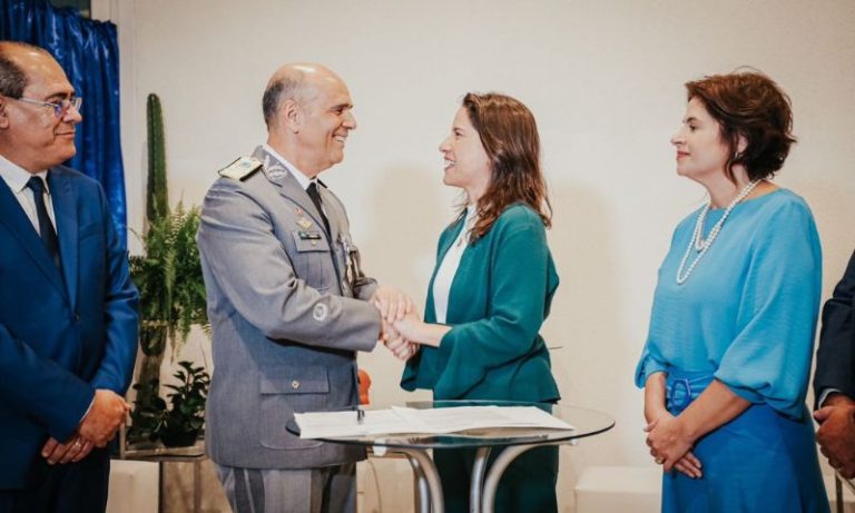 Raquel Lyra assina novos aditivos para a Escola de Sargentos do Exército