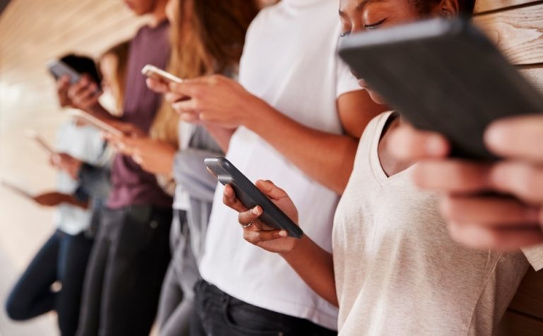Redes sociais “privadas” usadas por adolescentes preocupam pais e especialistas