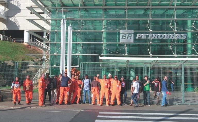 Terceirizados fecham portas de acesso da Petrobras