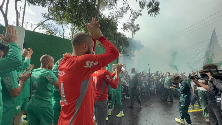 Torcedores do Palmeiras fazem grande festa antes de embarque do elenco para os EUA
