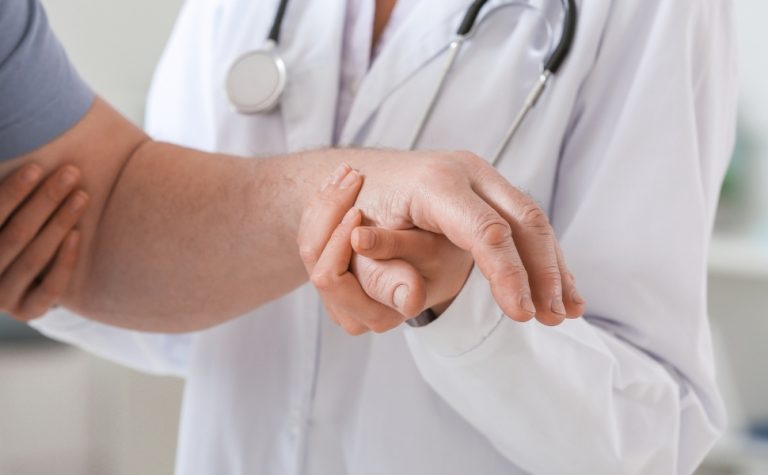 Tratamentos avançados oferecem mais qualidade de vida para quem tem Parkinson