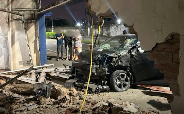 Universitário perde controle de carro e destrói muro de casa no ES; veja vídeo